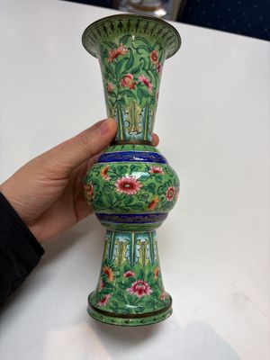 A Chinese Canton enamel green-ground three-piece altar set, 19th C. — photo 2