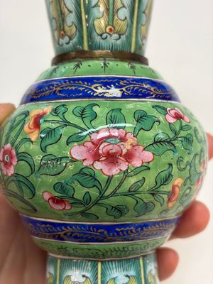 A Chinese Canton enamel green-ground three-piece altar set, 19th C. — photo 21