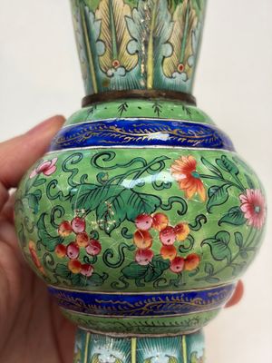 A Chinese Canton enamel green-ground three-piece altar set, 19th C. — photo 22