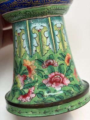A Chinese Canton enamel green-ground three-piece altar set, 19th C. — photo 23