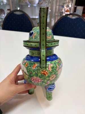 A Chinese Canton enamel green-ground three-piece altar set, 19th C. — photo 30