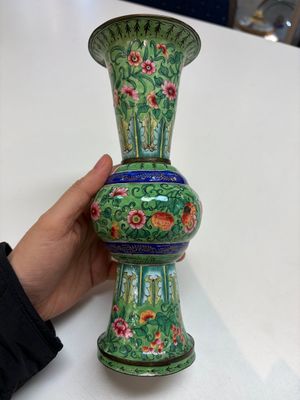 A Chinese Canton enamel green-ground three-piece altar set, 19th C. — photo 3