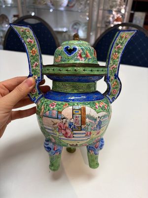 A Chinese Canton enamel green-ground three-piece altar set, 19th C. — photo 31