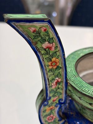 A Chinese Canton enamel green-ground three-piece altar set, 19th C. — photo 32