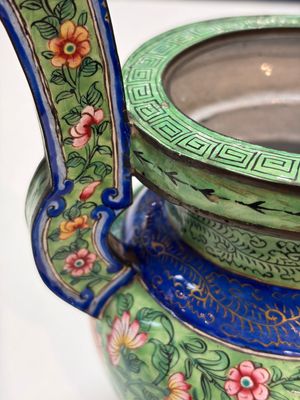 A Chinese Canton enamel green-ground three-piece altar set, 19th C. — photo 33