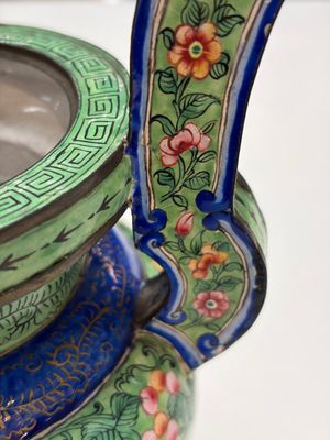 A Chinese Canton enamel green-ground three-piece altar set, 19th C. — photo 34