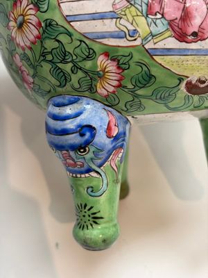 A Chinese Canton enamel green-ground three-piece altar set, 19th C. — photo 37