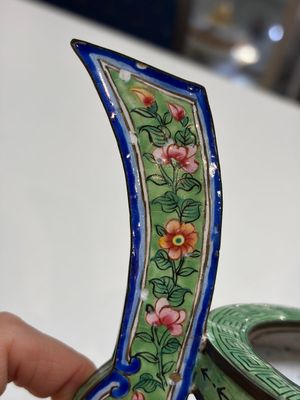 A Chinese Canton enamel green-ground three-piece altar set, 19th C. — photo 40