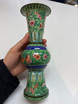 A Chinese Canton enamel green-ground three-piece altar set, 19th C. — photo 4