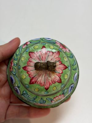 A Chinese Canton enamel green-ground three-piece altar set, 19th C. — photo 44