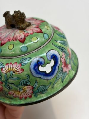 A Chinese Canton enamel green-ground three-piece altar set, 19th C. — photo 46