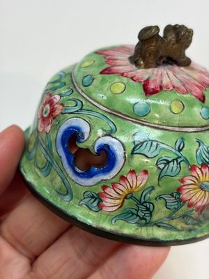 A Chinese Canton enamel green-ground three-piece altar set, 19th C. — photo 47
