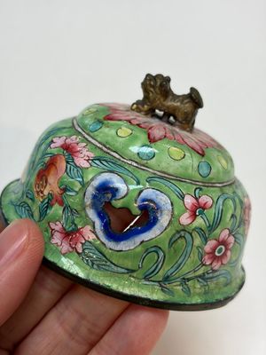 A Chinese Canton enamel green-ground three-piece altar set, 19th C. — photo 48