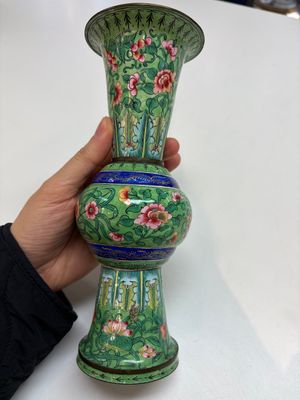 A Chinese Canton enamel green-ground three-piece altar set, 19th C. — photo 5