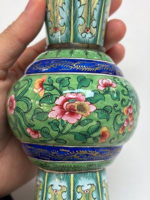 A Chinese Canton enamel green-ground three-piece altar set, 19th C. — photo 6