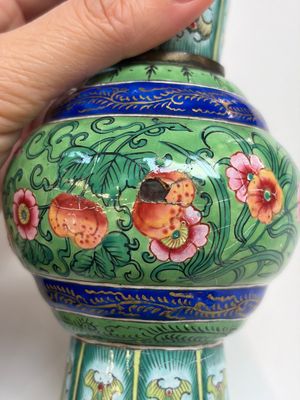 A Chinese Canton enamel green-ground three-piece altar set, 19th C. — photo 7