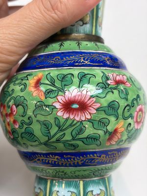 A Chinese Canton enamel green-ground three-piece altar set, 19th C. — photo 8