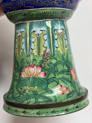 A Chinese Canton enamel green-ground three-piece altar set, 19th C. — photo 9