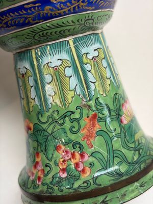 A Chinese Canton enamel green-ground three-piece altar set, 19th C. — photo 10