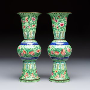 A Chinese Canton enamel green-ground three-piece altar set, 19th C. — photo 11