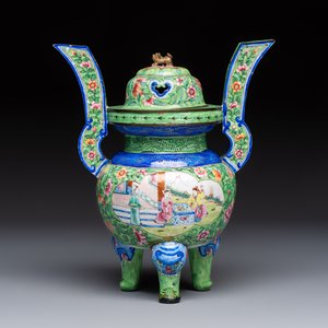 A Chinese Canton enamel green-ground three-piece altar set, 19th C. — photo 2