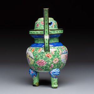 A Chinese Canton enamel green-ground three-piece altar set, 19th C. — photo 3