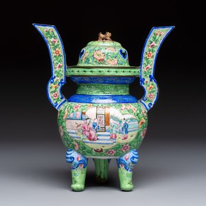 A Chinese Canton enamel green-ground three-piece altar set, 19th C. — photo 4