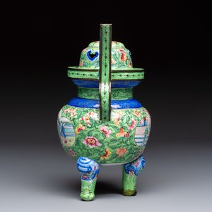 A Chinese Canton enamel green-ground three-piece altar set, 19th C. — photo 5