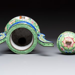 A Chinese Canton enamel green-ground three-piece altar set, 19th C. — photo 6