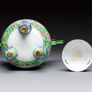 A Chinese Canton enamel green-ground three-piece altar set, 19th C. — photo 7
