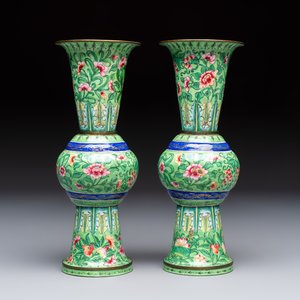 A Chinese Canton enamel green-ground three-piece altar set, 19th C. — photo 8
