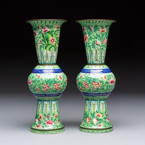 A Chinese Canton enamel green-ground three-piece altar set, 19th C. — photo 9