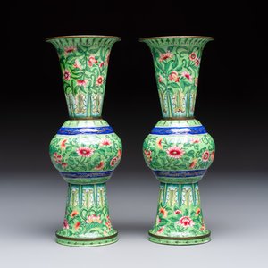 A Chinese Canton enamel green-ground three-piece altar set, 19th C. — photo 10