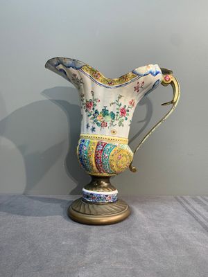 A Chinese Canton enamel helm-shaped ewer and an oval basin, Qianlong — 照片 1