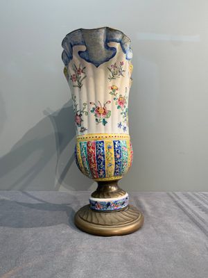 A Chinese Canton enamel helm-shaped ewer and an oval basin, Qianlong — 照片 4