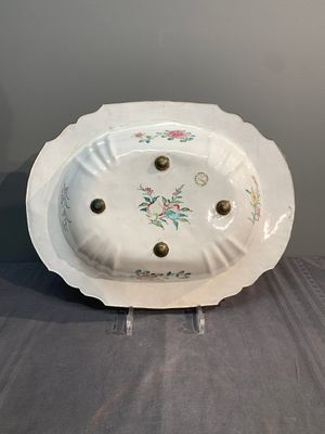 A Chinese Canton enamel helm-shaped ewer and an oval basin, Qianlong — 照片 8