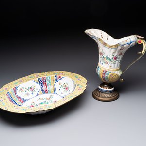 A Chinese Canton enamel helm-shaped ewer and an oval basin, Qianlong — 照片 1