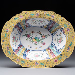 A Chinese Canton enamel helm-shaped ewer and an oval basin, Qianlong — 照片 2