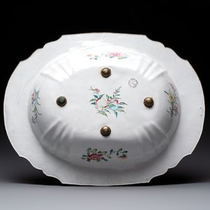 A Chinese Canton enamel helm-shaped ewer and an oval basin, Qianlong — 照片 3