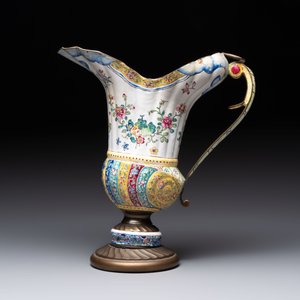 A Chinese Canton enamel helm-shaped ewer and an oval basin, Qianlong — 照片 4