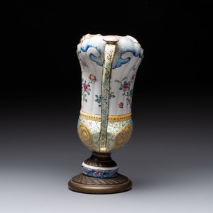 A Chinese Canton enamel helm-shaped ewer and an oval basin, Qianlong — 照片 5