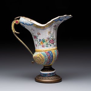 A Chinese Canton enamel helm-shaped ewer and an oval basin, Qianlong — 照片 6