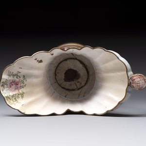 A Chinese Canton enamel helm-shaped ewer and an oval basin, Qianlong — 照片 8