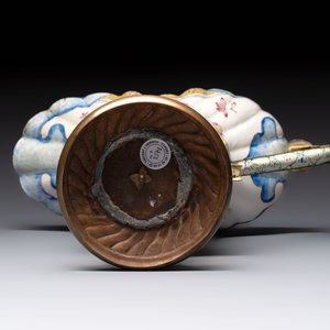A Chinese Canton enamel helm-shaped ewer and an oval basin, Qianlong — 照片 9