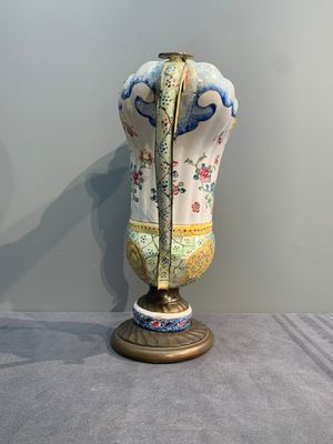 A Chinese Canton enamel helm-shaped ewer with shell-shaped basin, Qianlong — photo 2