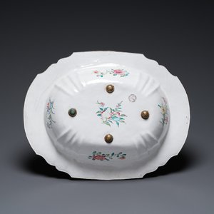 A Chinese Canton enamel helm-shaped ewer with shell-shaped basin, Qianlong — photo 3