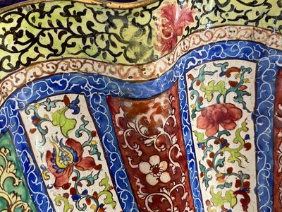 A Chinese Canton enamel helm-shaped ewer with shell-shaped basin, Yongzheng/Qianlong — photo 6