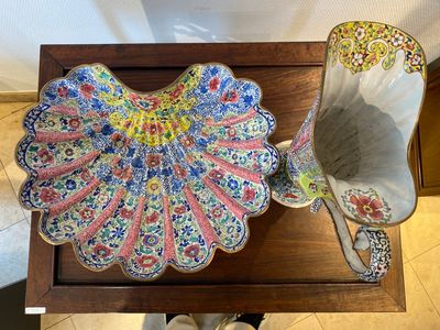 A Chinese Canton enamel helm-shaped ewer with shell-shaped basin, Yongzheng/Qianlong — photo 4