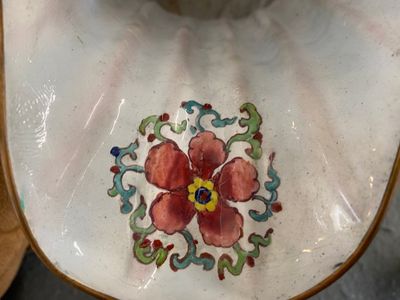 A Chinese Canton enamel helm-shaped ewer with shell-shaped basin, Yongzheng/Qianlong — photo 6