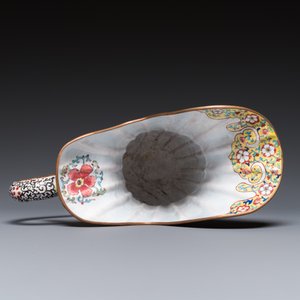 A Chinese Canton enamel helm-shaped ewer with shell-shaped basin, Yongzheng/Qianlong — photo 12